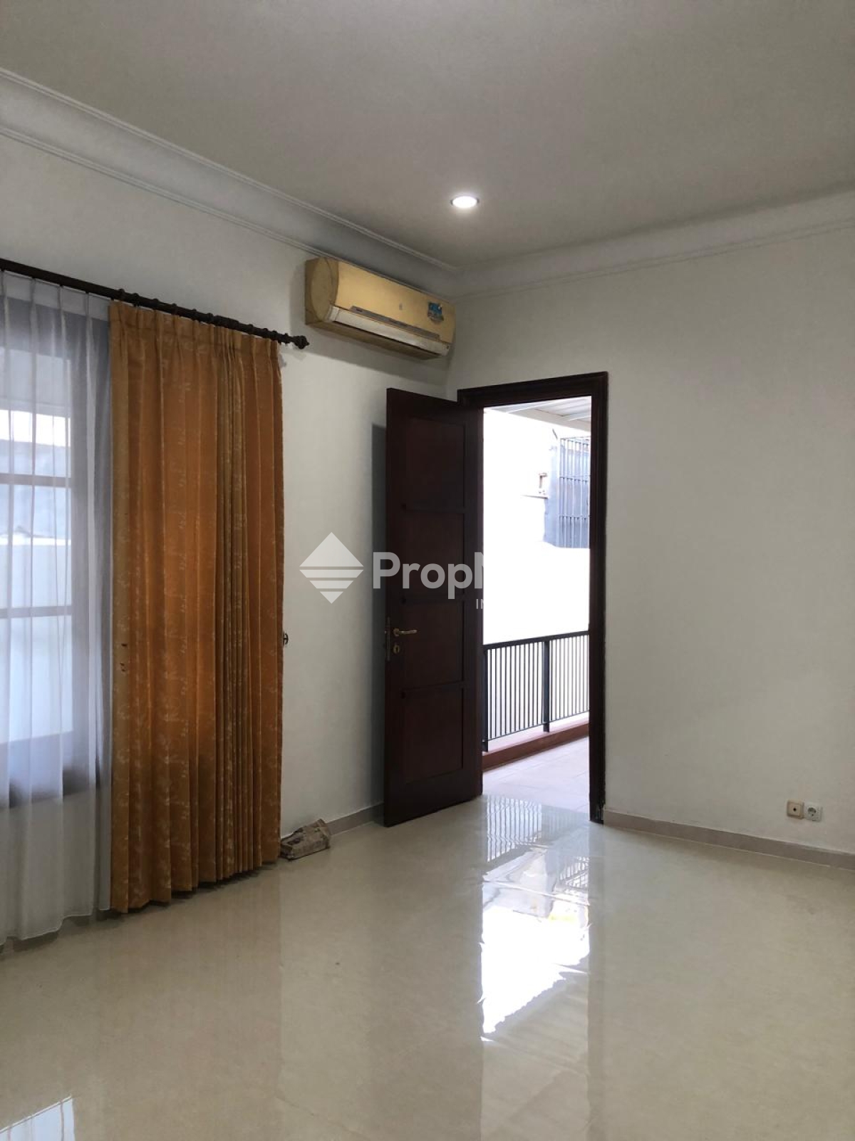 GRAHA FAMILY,  Rumah Semi Furnish Sudah Renovasi — foto 7